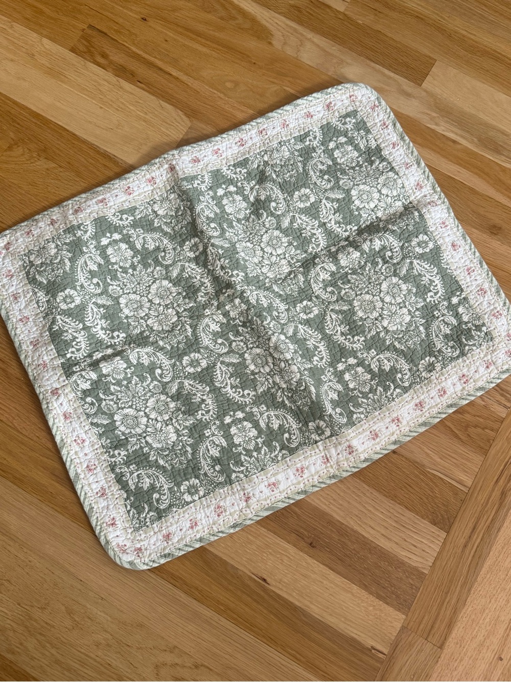 LAURA ASHLEY Lifestyle quilted stitched
Standard size Pillow Case